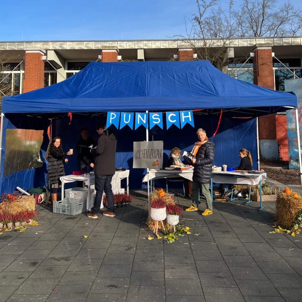 Elternrat schenkt Punsch am Tag der offenen Tür am Hansa-Gymnasium Bergedorf aus!